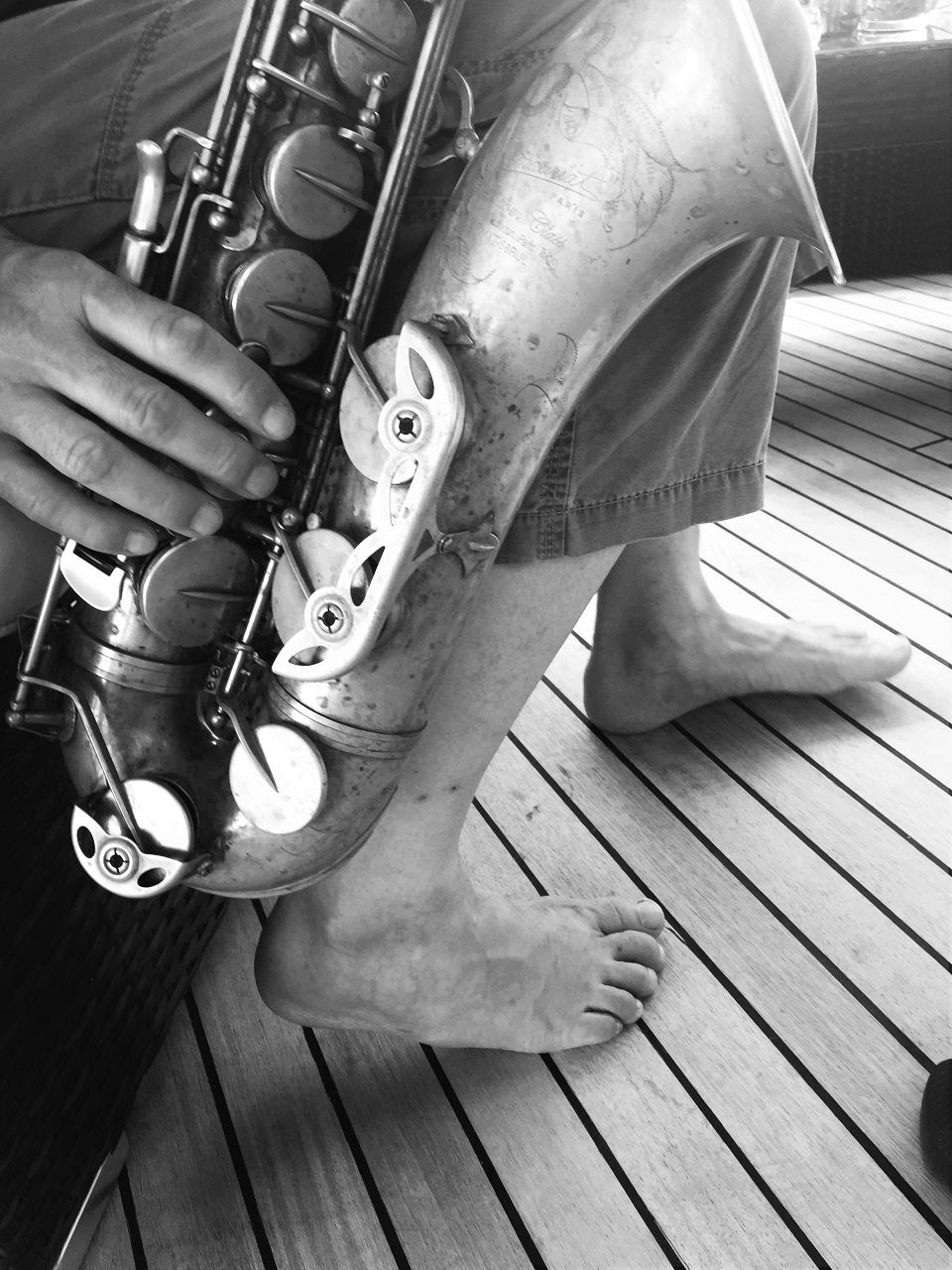 Arno Haas barfuss an Deck beim Proben - Souln Blues Cruise Kroatien 2016